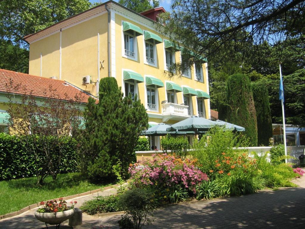Le Cedre De Soyons Hotel Екстериор снимка
